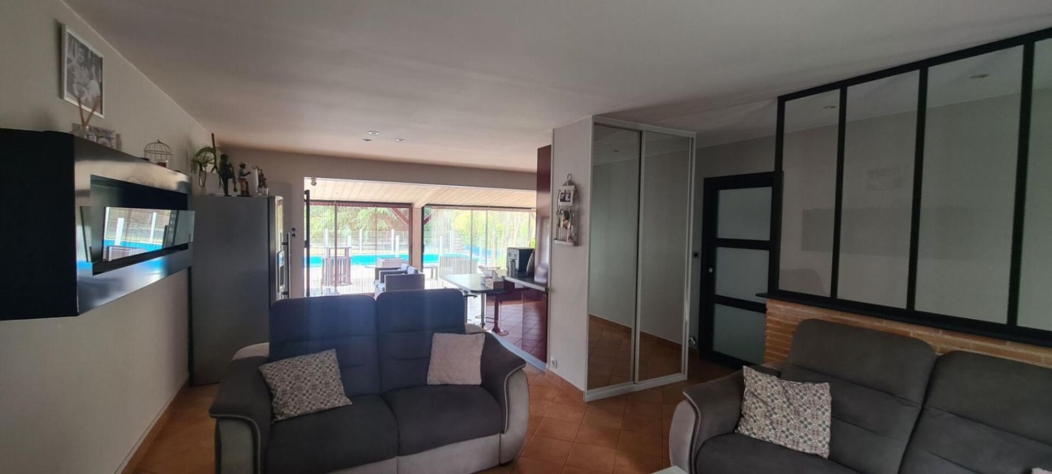 GORGES Maison Gorges 6 P . 3 Chs . 1 Véranda . 1 Studio . 159.50 M² . T 1134 M² 3