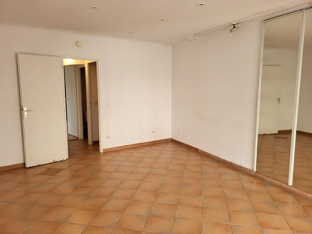 BEZOUCE IMMEUBLE à Bezouce 4 pièces de 128.50 m2 2