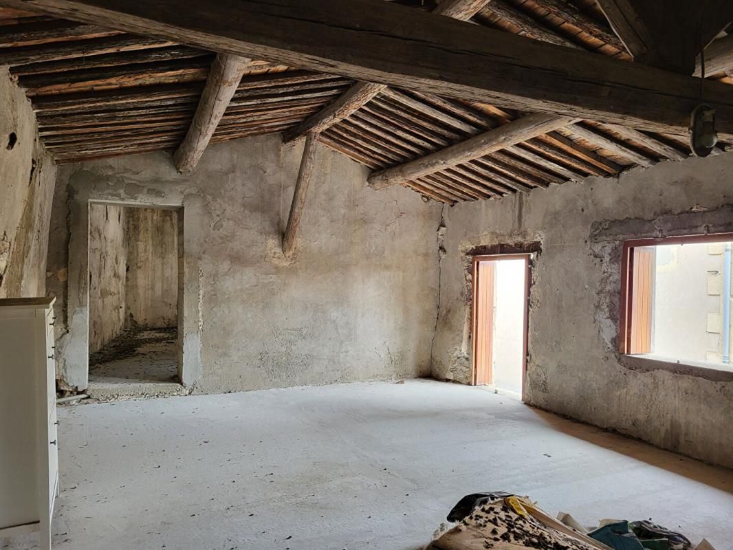 BEZOUCE IMMEUBLE à Bezouce 4 pièces de 128.50 m2 3