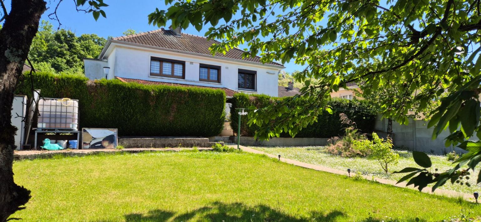 Belle Maison Individuelle ou Pavillon sur Sous-sol aménagé de 97 m² à Rafraîchir avec Cours, Garage, Atelier, Cave, Terrasses et Terrain Clos et Arboré de 700 m²