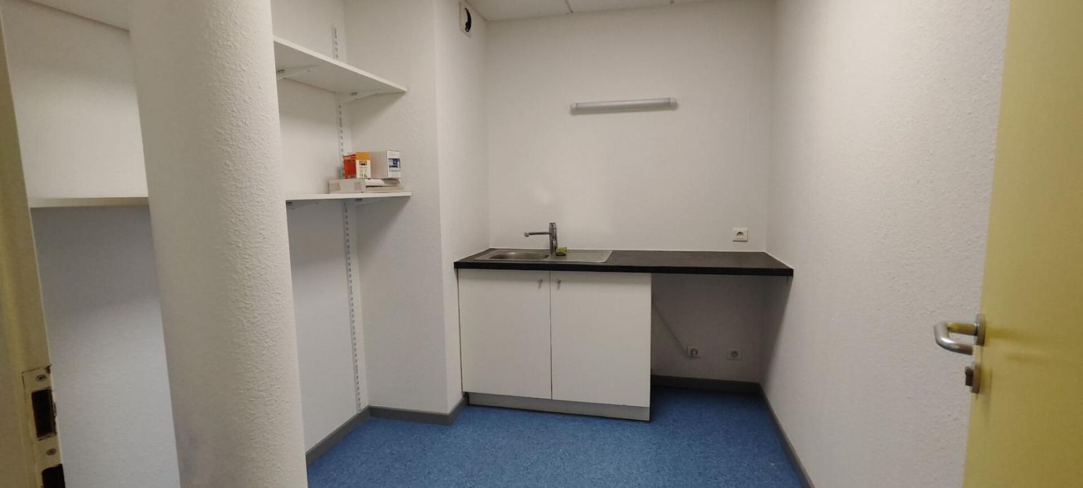 MULHOUSE 68200 MULHOUSE - ESPACE BUREAUX 201 m², 5 places de stationnement 4