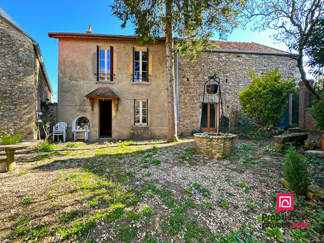 Maison de village avec piscine et terrain Valloux
