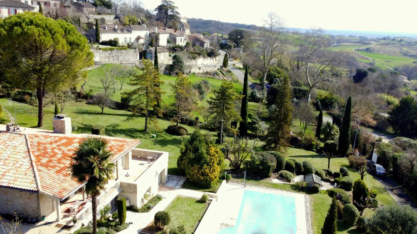 MONTPEZAT-DE-QUERCY Villa de caractère avec parc arboré, piscine et vue dominante 2