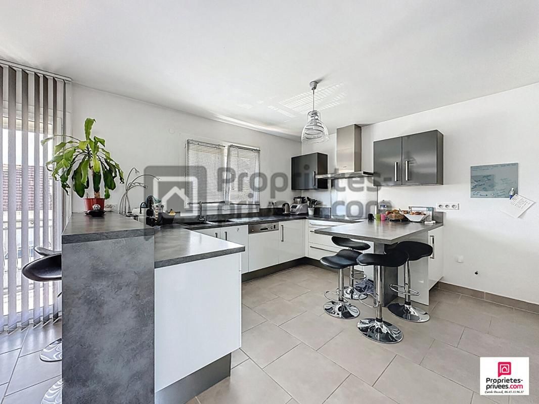 GRETZ-ARMAINVILLIERS Maison 6 pièces 185 m2 + appartement T2 2