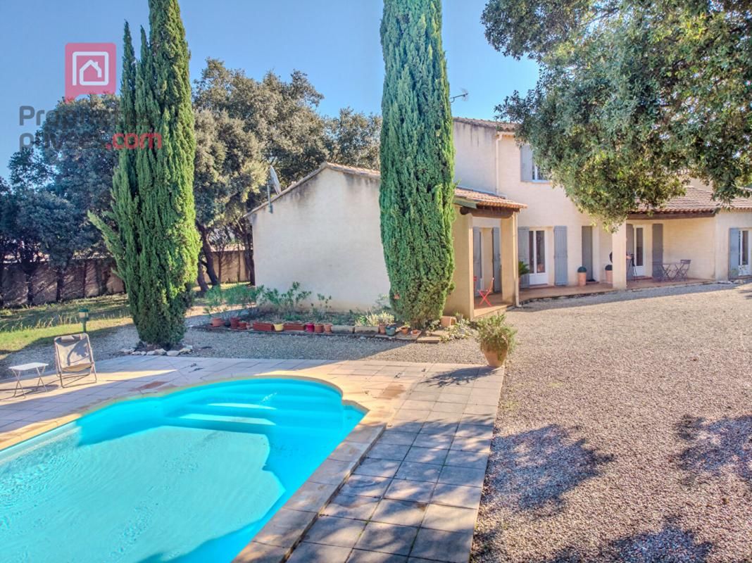 Villa 7 pièce(s) 160 m2 VENASQUE sur terrain boisé de 2000m2 avec piscine