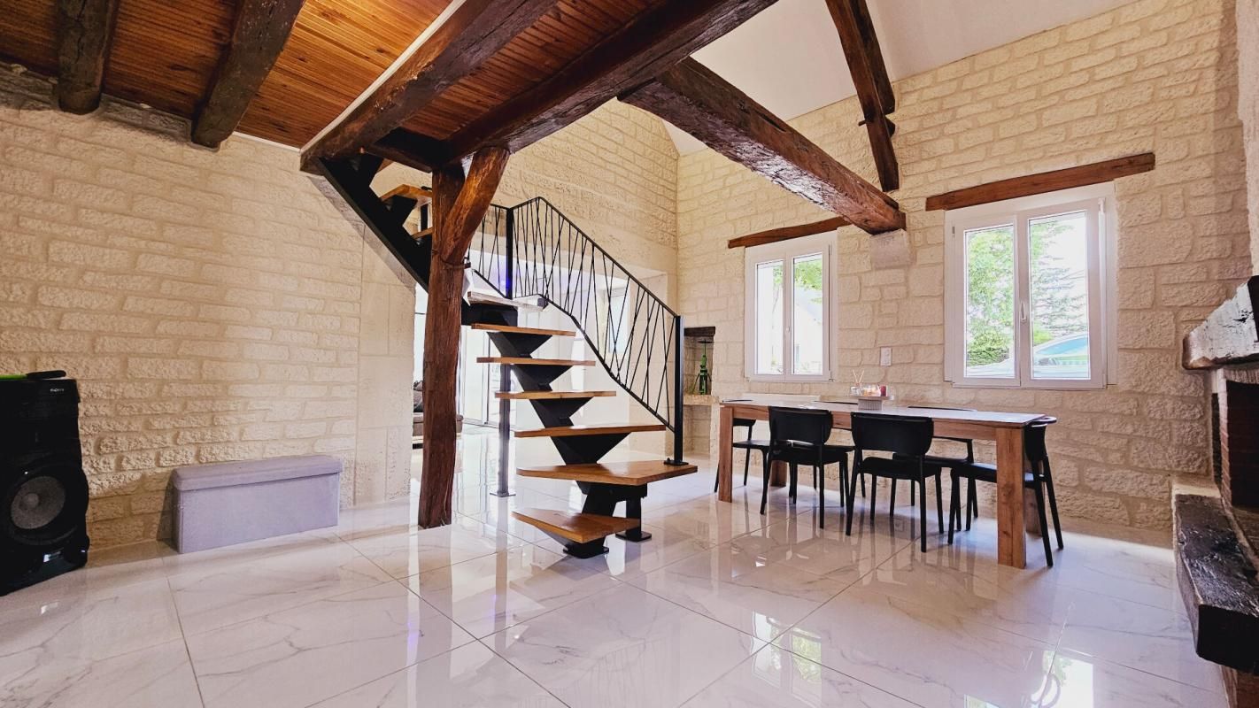 MEHUN-SUR-YEVRE MAISON RENOVÉE 180M² 5 PIECES 4 CHAMBRES DÉPENDANCE 4