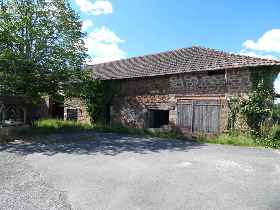 HAUTEFORT Maison 94 m2 habitables / 3 chambres / grande grange / 1 hect de terrain 3