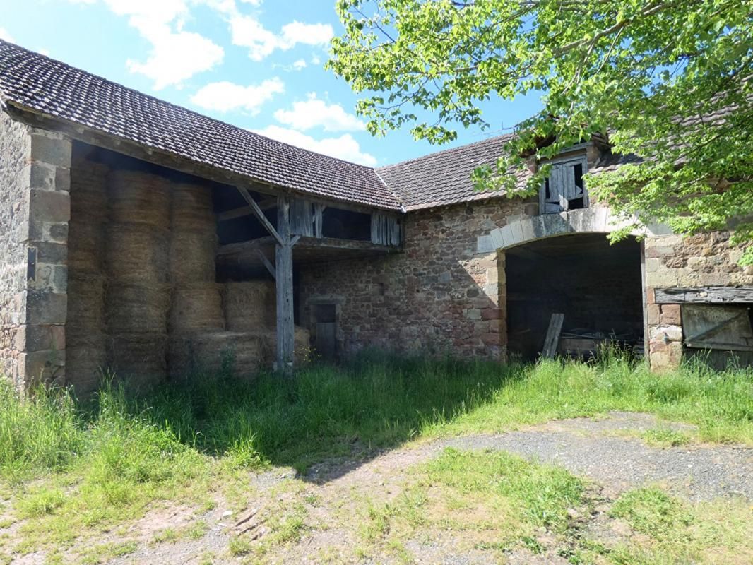 HAUTEFORT Maison 94 m2 habitables / 3 chambres / grande grange / 1 hect de terrain 4