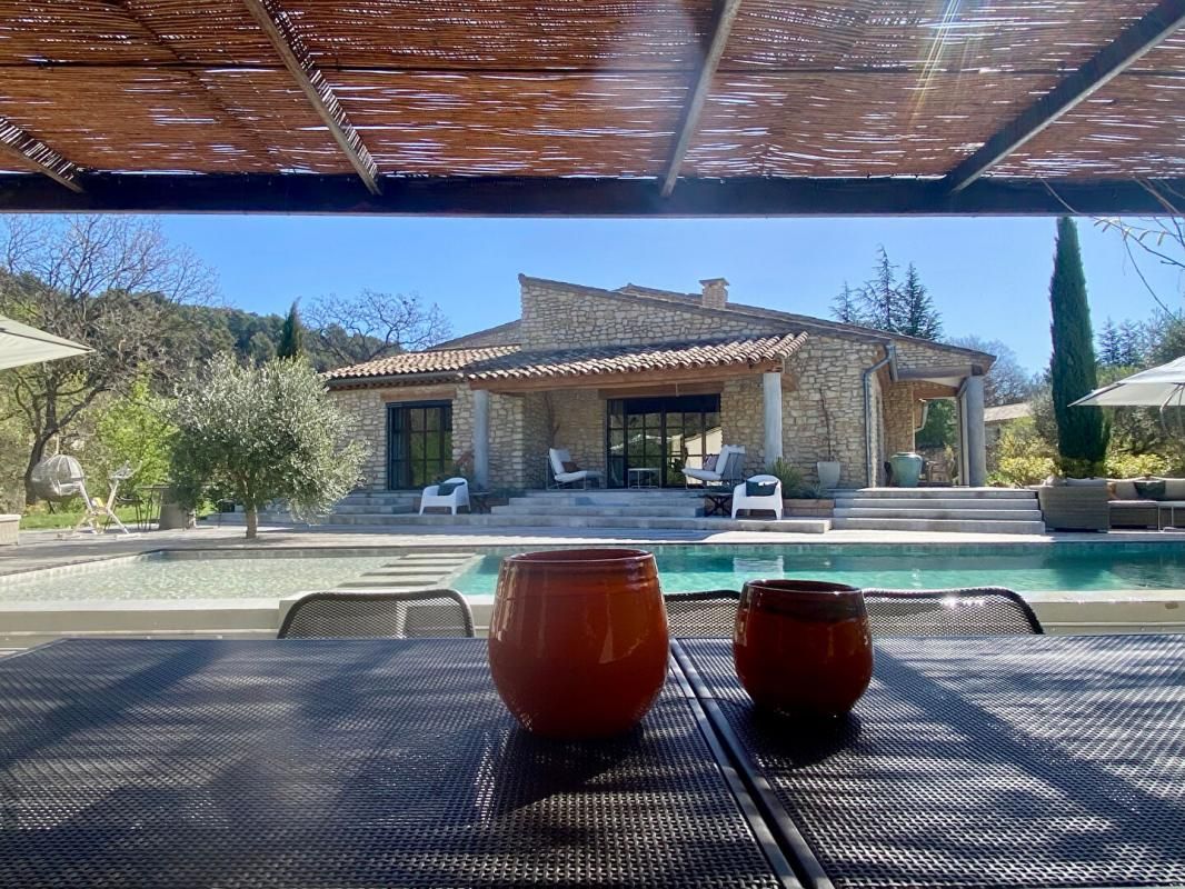 MENERBES Superbe maison en pierres avec piscine dans le Luberon 1