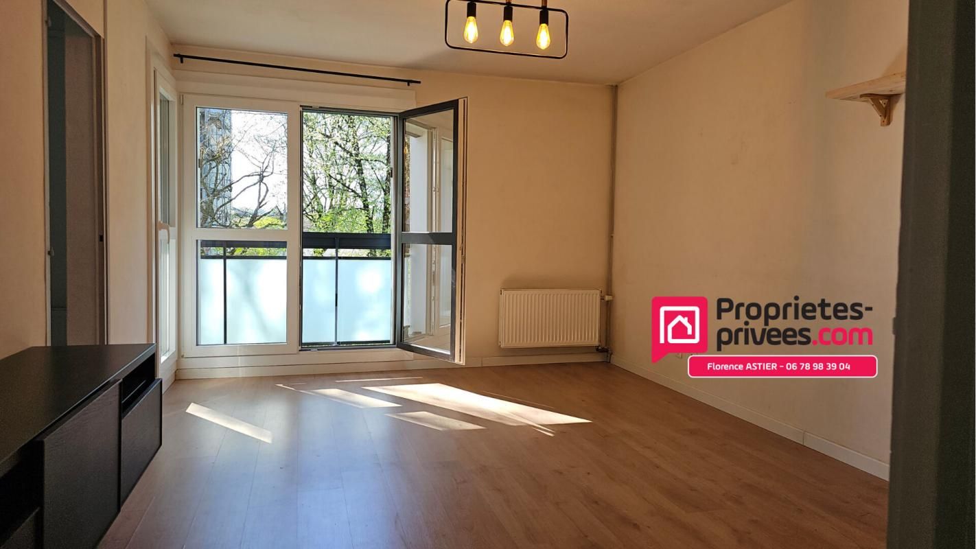 CRAN GEVRIER 74960 - A LOUER  APPARTEMENT  2 PIECES  RDC  PROCHE DES COMMODIITES ET VOIES D'ACCES  - ACCES  SECURISE