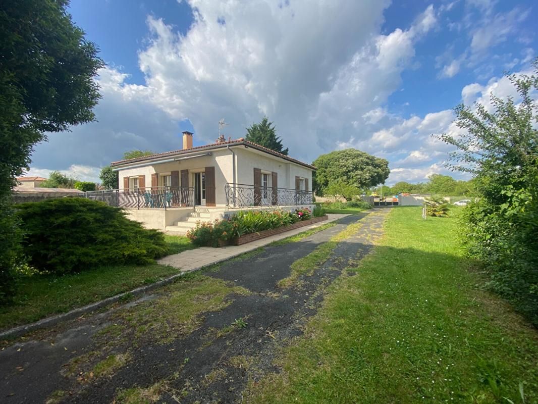 AULNAY EXCLUSIVITE Maison de plain pieds 6 pièces avec terrain constructible et hangar 200 m2 1