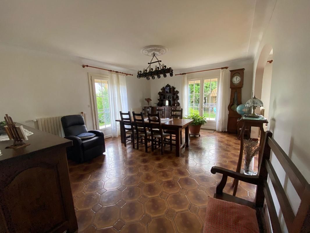 AULNAY EXCLUSIVITE Maison de plain pieds 6 pièces avec terrain constructible et hangar 200 m2 2