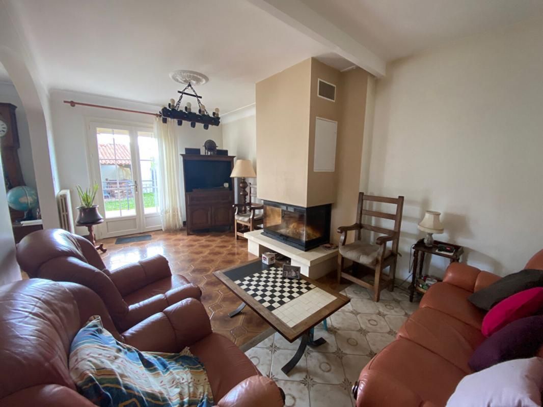 AULNAY EXCLUSIVITE Maison de plain pieds 6 pièces avec terrain constructible et hangar 200 m2 4