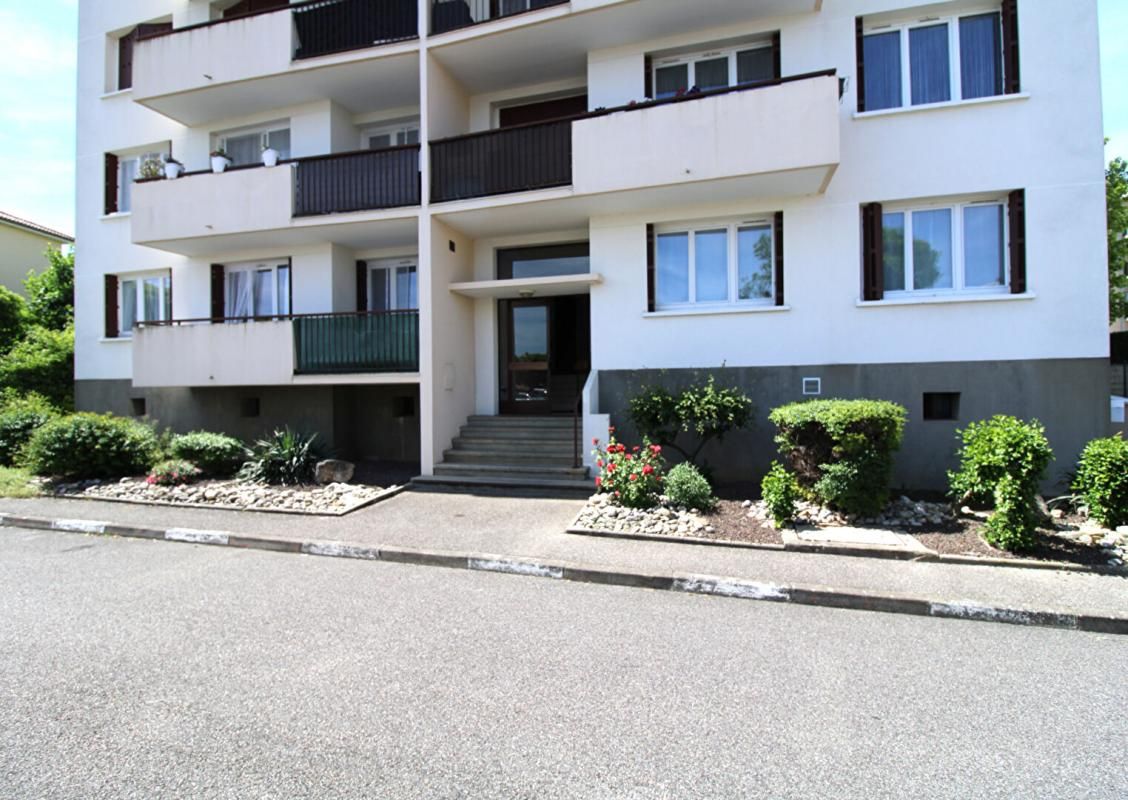 PONT-DE-CHERUY Appartement T3 avec extérieur, parking privatif et cave 2