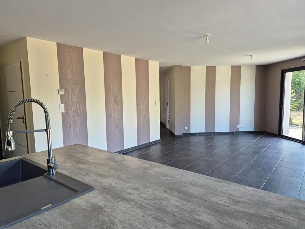SPEZET TRES BELLE MAISON DE PLAIN PIED de 112 m2 réalisée en 2018 dans le Finistère en limite du Morbihan ? (10 min de Gourin ? 10 min de Châteauneuf du Faou) 4