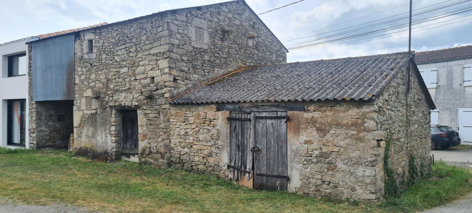 SAINT-HILAIRE-DE-CLISSON Grange à rénover Village Saint Hilaire De Clisson 74 M² sur terrain de 231 M² 1
