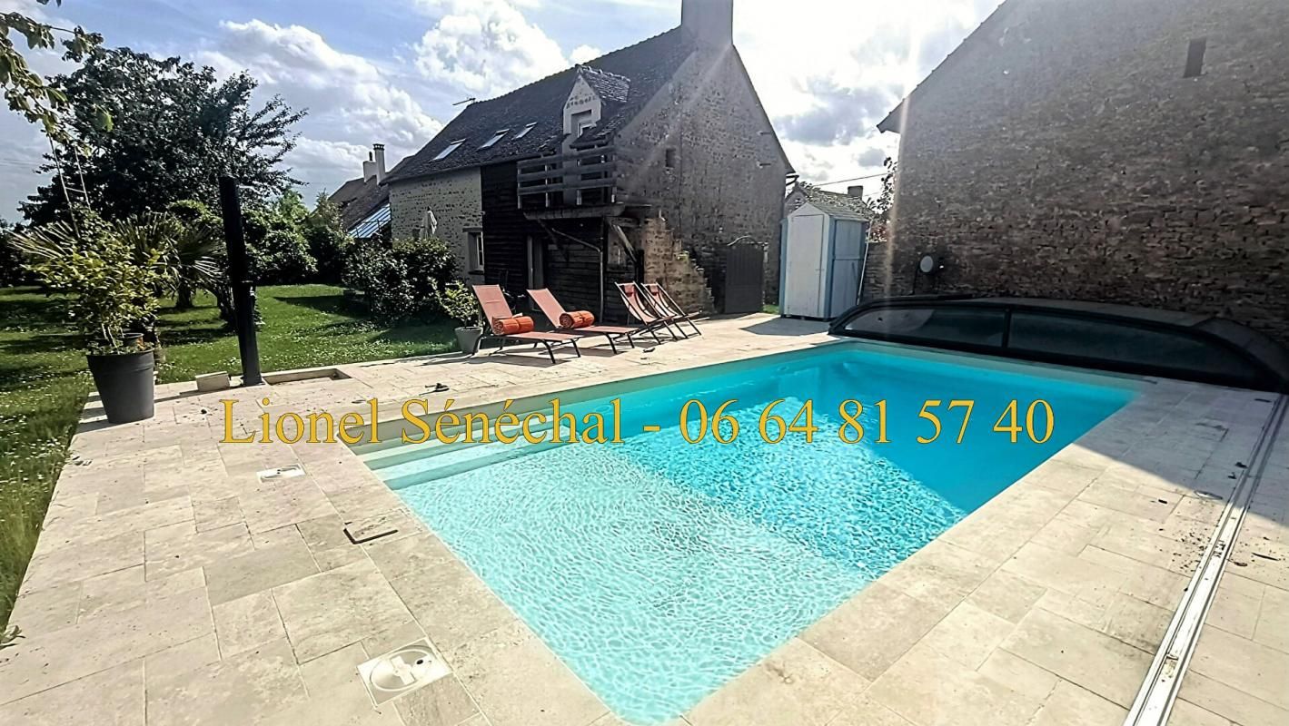 ALENCON Demeure de prestige rénovée et peu énergivore de 230 m2 habitables avec sa piscine chauffée et ses superbes dépendances sur une une parcelle de plus de 3 500 m2 à proximité des Alpes Mancelles 4