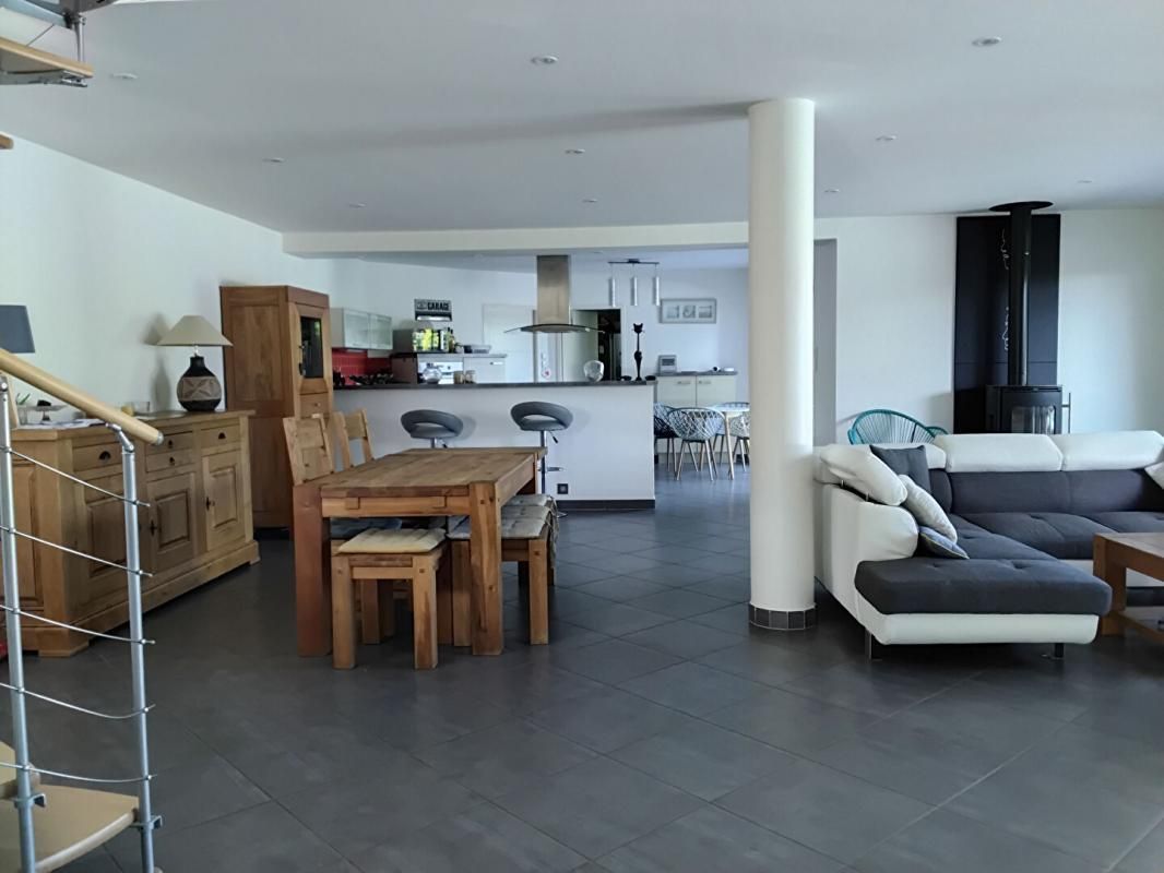 PUSEY Maison familiale de standing 222m2 sur 56 ares 2