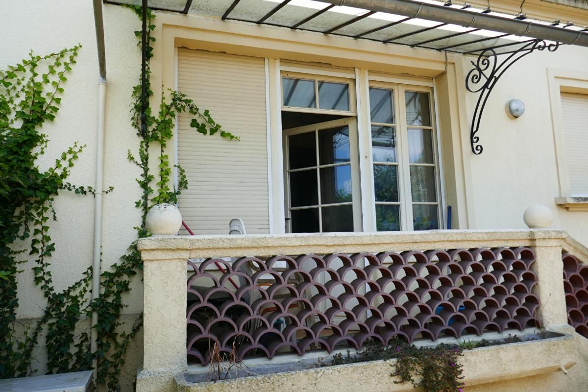 BARRIERE BEGLES maison deux chambres avec jardin, charme et potentiel à révéler