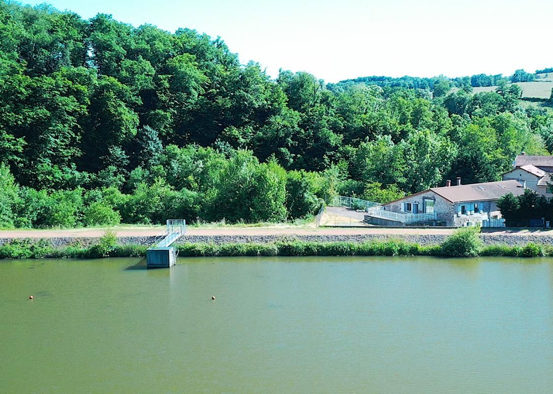 Maison en pierre avec vue imprenable sur l'étang de la Roche