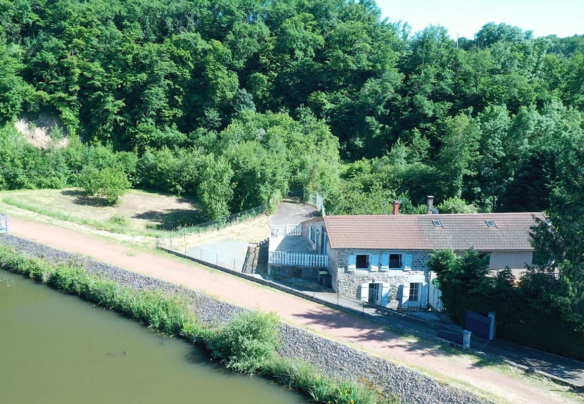 SAINT-SYMPHORIEN-DE-LAY Maison en pierre avec vue imprenable sur l'étang de la Roche 2