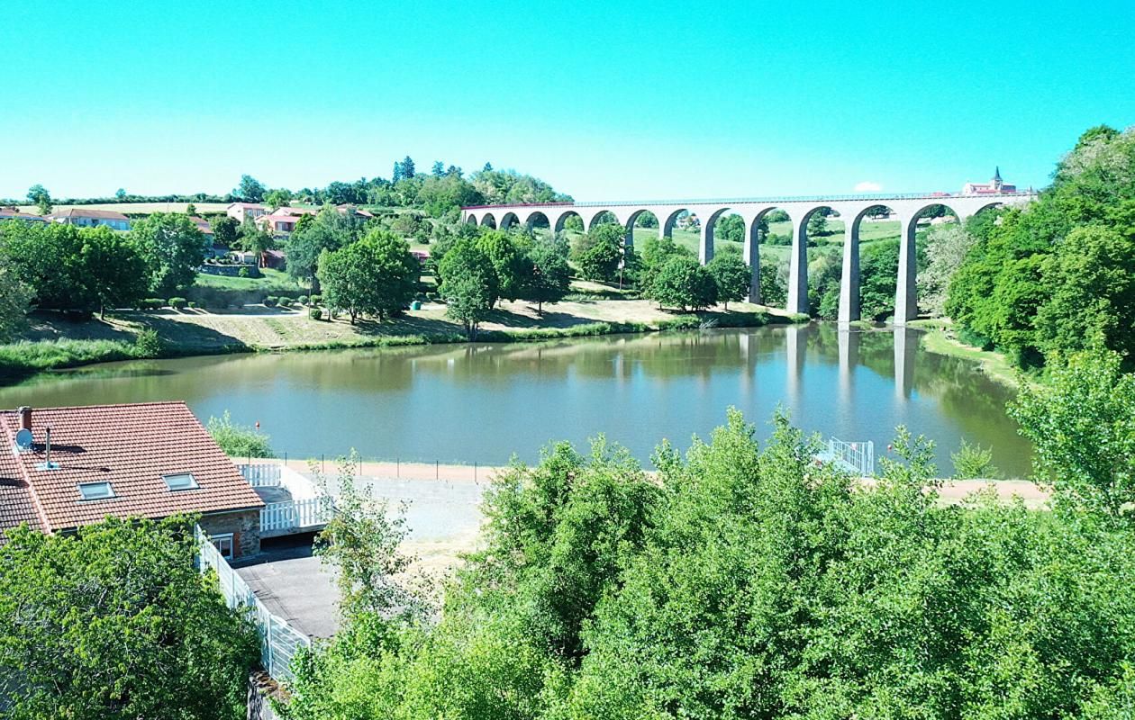 SAINT-SYMPHORIEN-DE-LAY Maison en pierre avec vue imprenable sur l'étang de la Roche 3