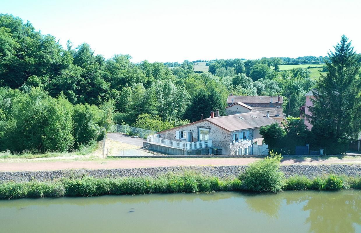 SAINT-SYMPHORIEN-DE-LAY Maison en pierre avec vue imprenable sur l'étang de la Roche 4