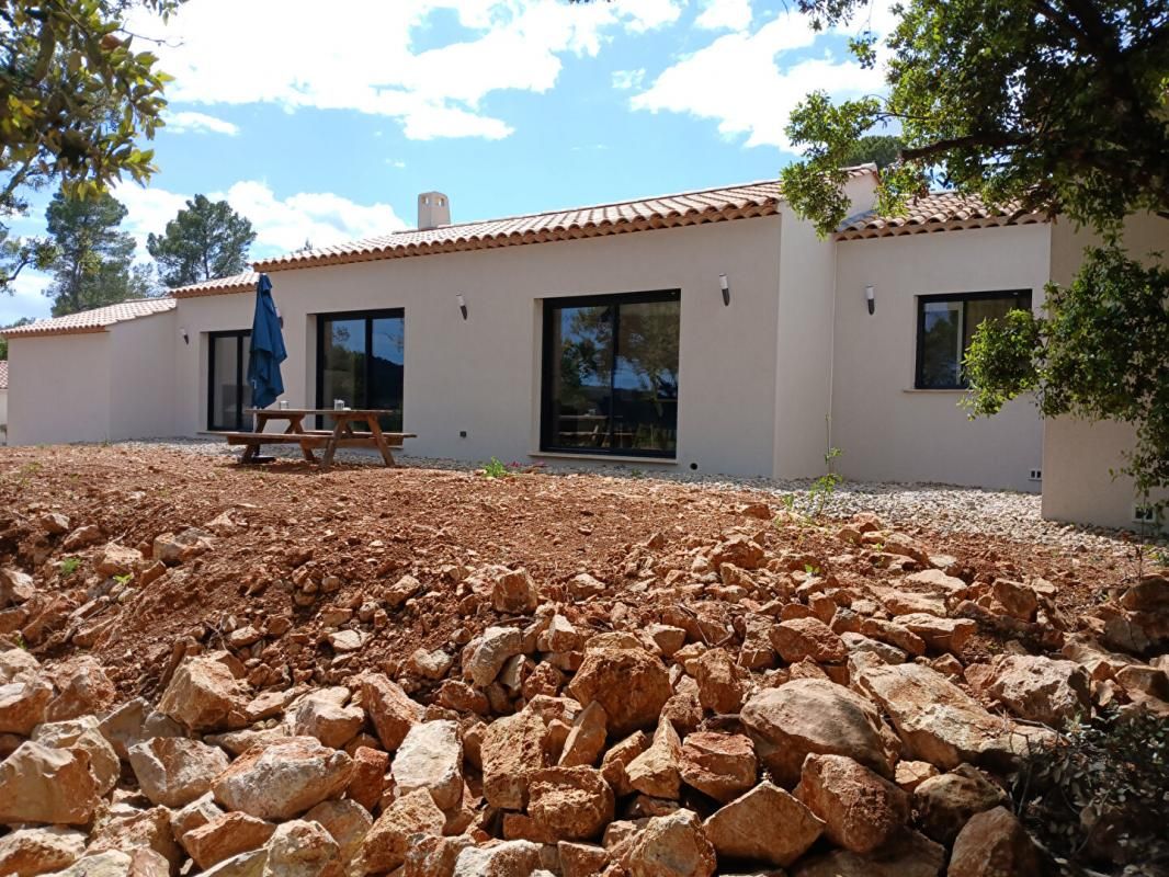 Maison neuve en RE2020 de 148.55 m2 sur 1200m² de terrain avec vue sur les collines - Montfort Sur Argens