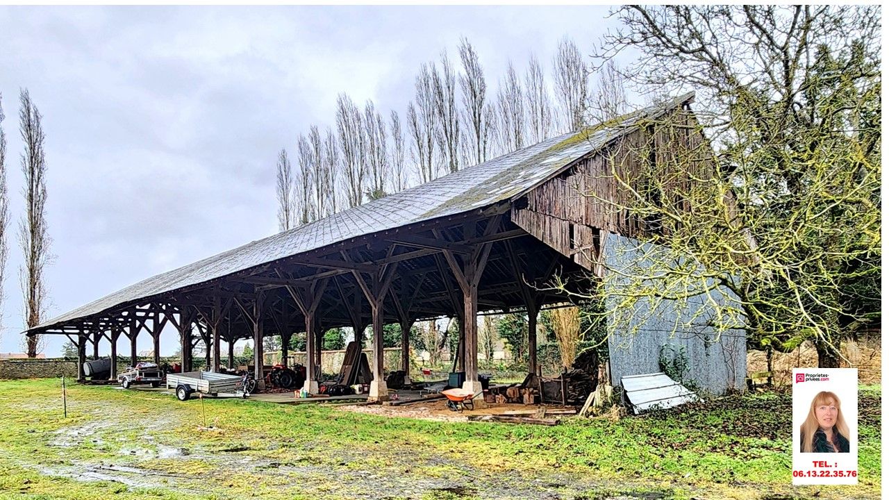 Grande grange de 600 m2 sur 2.489 m2 de terrain plat et arboré - Prix : 262.000