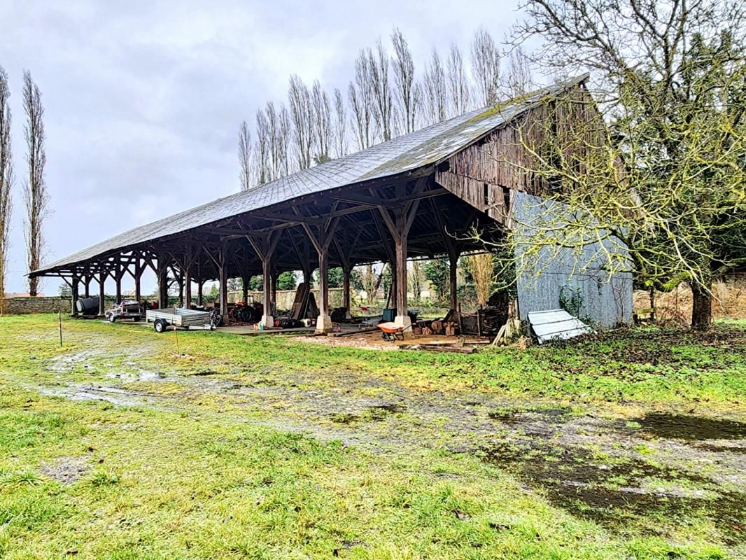 VESLY Grande grange de 600 m2 sur 2.489 m2 de terrain plat et arboré - Prix : 262.000 2