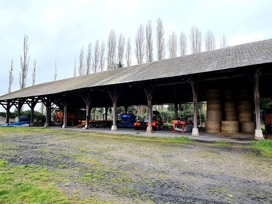 VESLY Grande grange de 600 m2 sur 2.489 m2 de terrain plat et arboré - Prix : 262.000 3