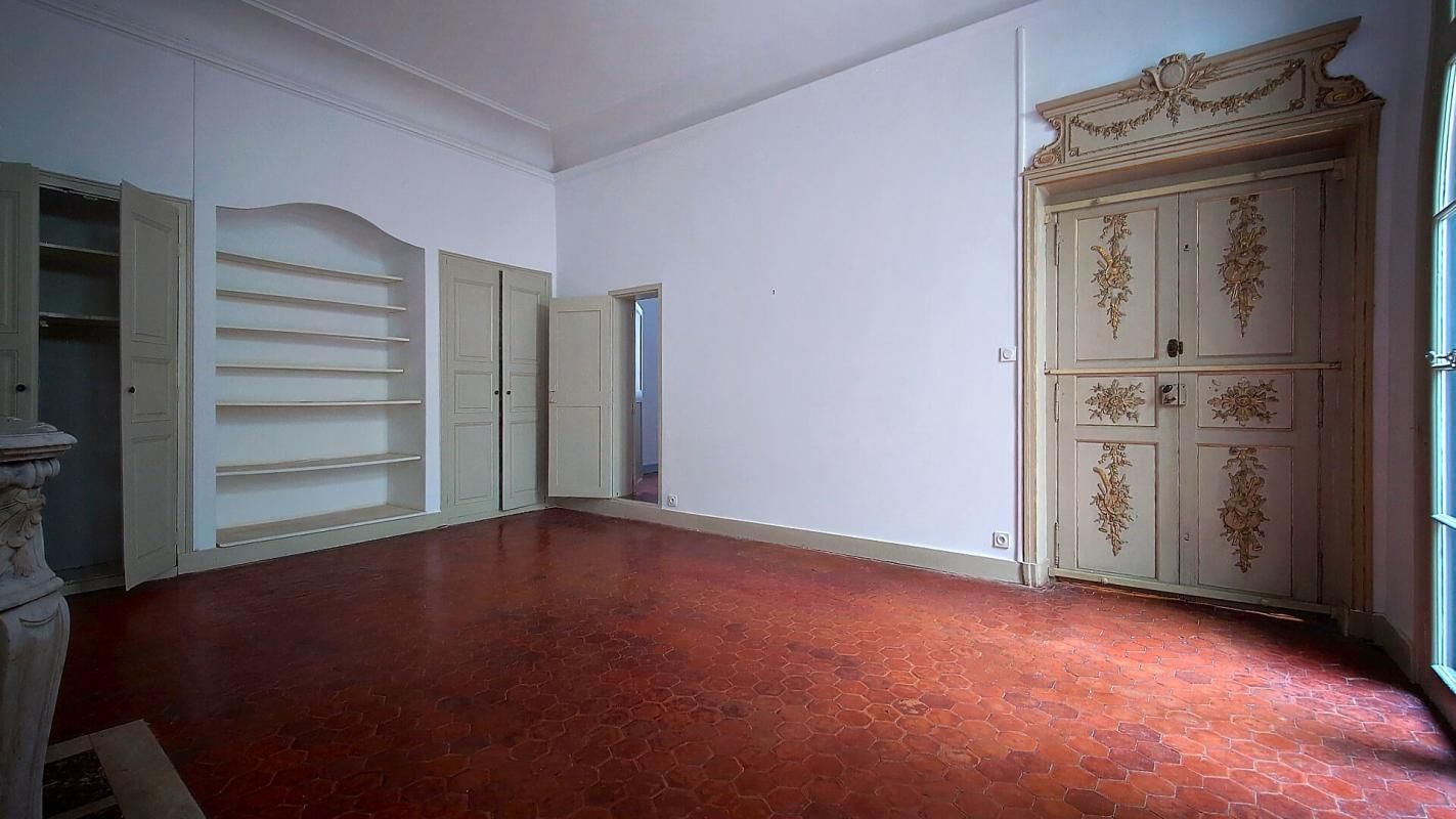 PERPIGNAN Bel appartement de type Hausmanien dans le Centre historique de Perpignan ( 66 000 ) Superficie 132 m² ( 50 mètres de la Place Gambetta / secteur prisé) 3