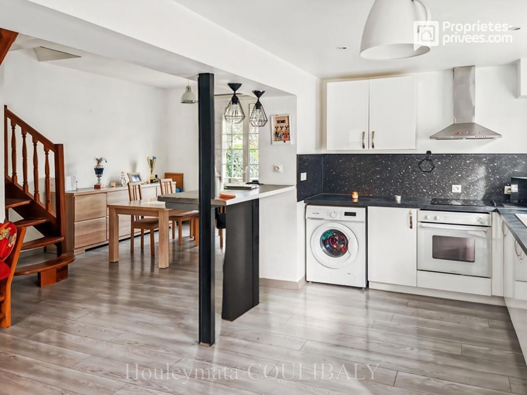 NOTRE-DAME-DE-GRAVENCHON Maison 3 pièces - 8ém2 avec GARAGE et jardin, cour, véranda 2