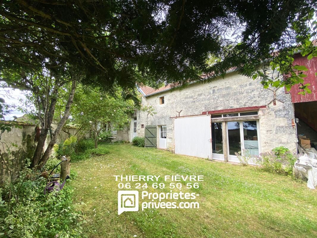 PRINCAY Princay 86420 Maison ancienne de 139 m2 , 4 pièces de 139 m2 sur un terrain de 2620 m2 avec dépendances et ancien lavoir 4