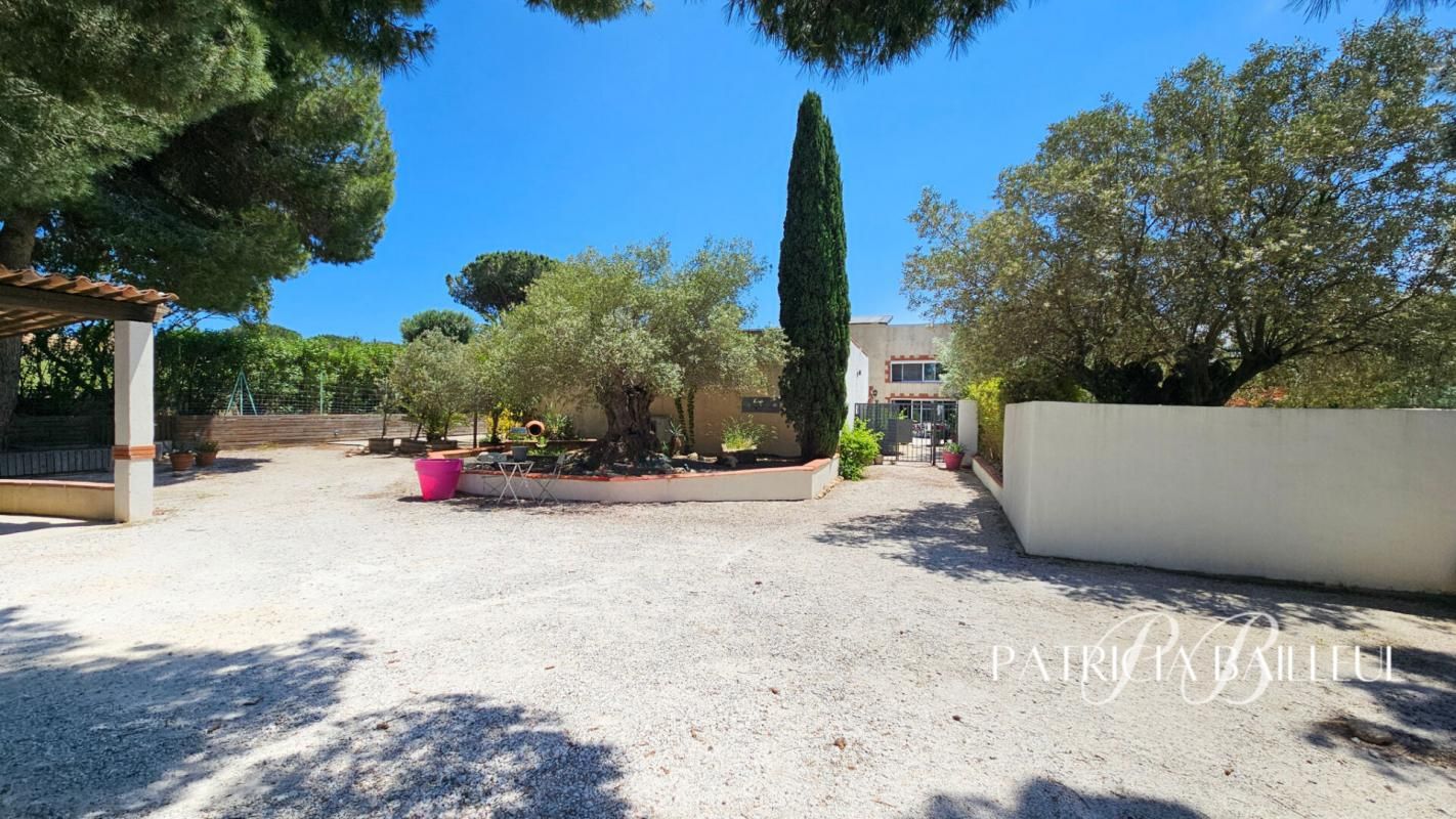 SAINT-CYPRIEN Ensemble immobilier avec maison de 300m² - 5 gites et 2 piscines 2