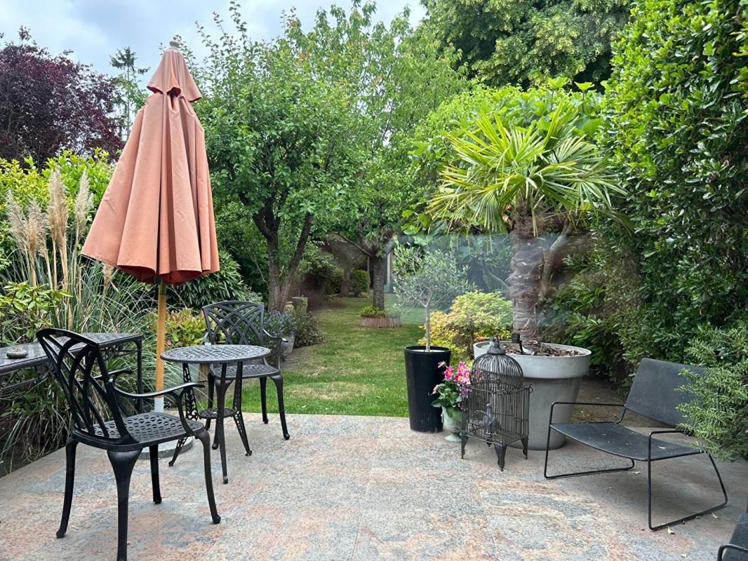 Le Perreux Sur Marne Maison d'architecte de 103 m2 et jardin arboré