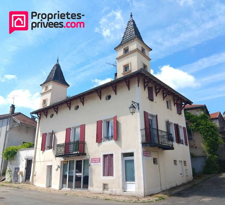 Grande maison de bourg avec chambres d'hôtes (ou grand gîte) et locaux pour café restaurant
