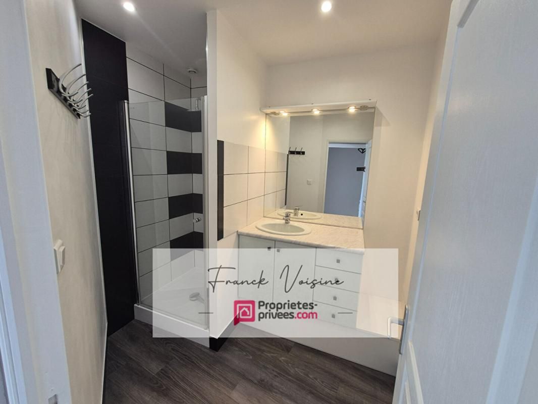 LES HERBIERS A VENDRE aux Herbiers, Maison de ville de 65 m2 avec 2 chambres et cour fermée 3