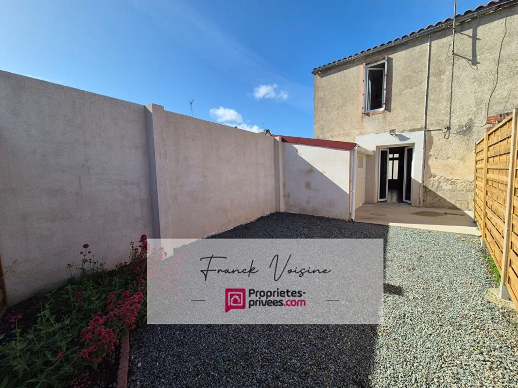LES HERBIERS A VENDRE aux Herbiers, Maison de ville de 65 m2 avec 2 chambres et cour fermée 4