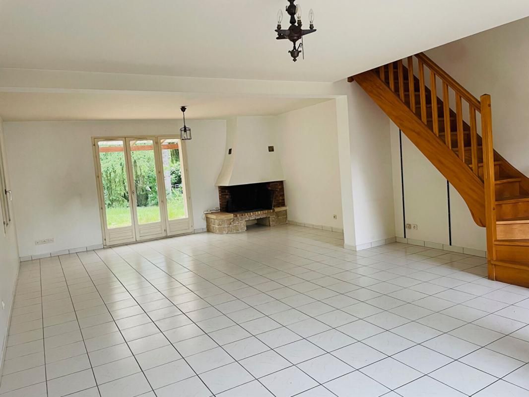 HOUDAN Maison Houdan 140 m2 , 3 très grandes chambres, grande pièce de vie, 1300m2 de jardin arboré 2