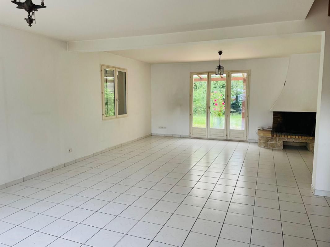 HOUDAN Maison Houdan 140 m2 , 3 très grandes chambres, grande pièce de vie, 1300m2 de jardin arboré 3