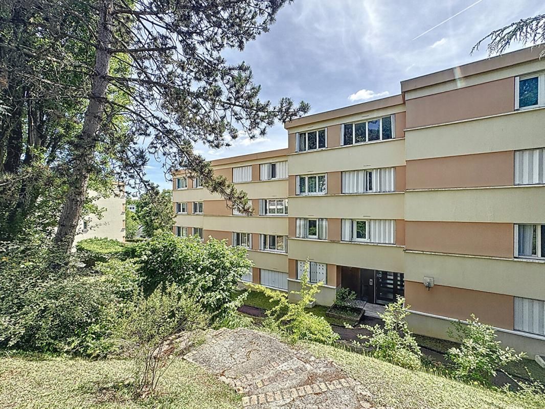 IGNY 3 PIÈCES AVEC BALCON, CAVE ET PARKING RÉSIDENCE DU CERF À IGNY 2