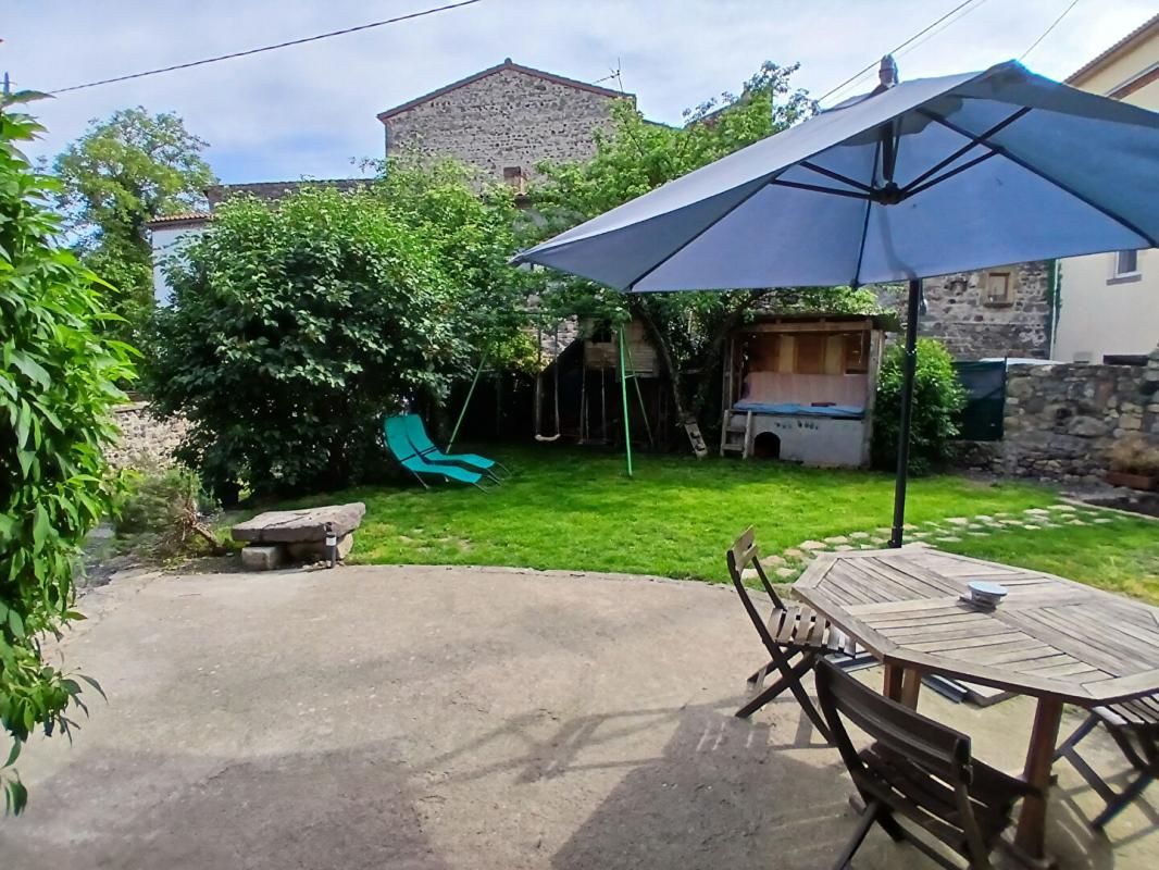 MONTAIGUT-LE-BLANC Ensemble immobilier 3 maisons Montaigut-le-Blanc 11 pièce(s) 225 m2+ Jardin 2