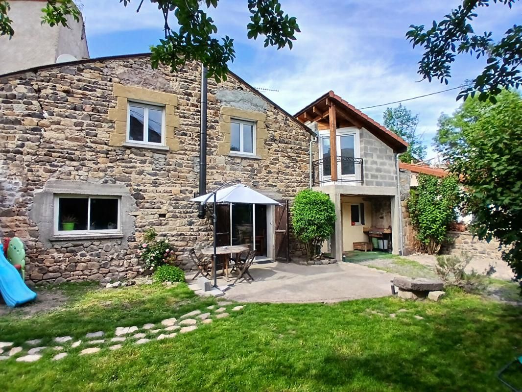 MONTAIGUT-LE-BLANC Ensemble immobilier 2 maisons Montaigut-le-Blanc 9 pièce(s) 180 m2 + Terrain 2