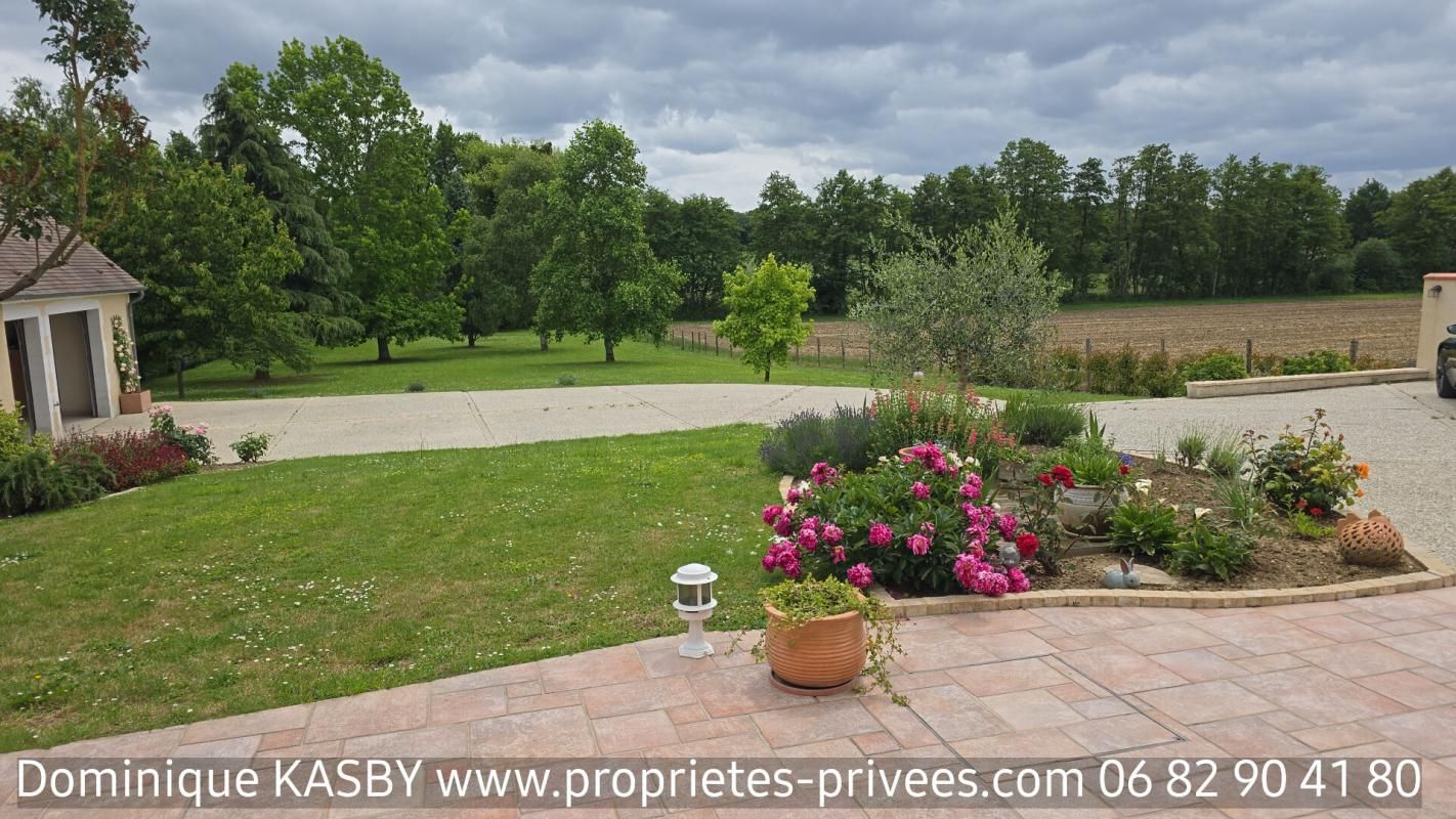 CHERRE Propriété sur un parc arboré de 3430 m2 proche le Mans 4
