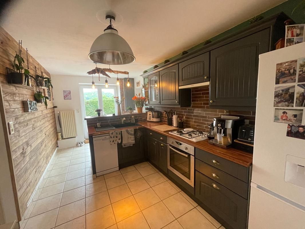 THIL-SUR-ARROUX Maison mitoyenne 6 pièce(s) 108 m2 (3 chambres dont une au rez de chaussée)sur un terrain de 1142 m² clos et arboré 2