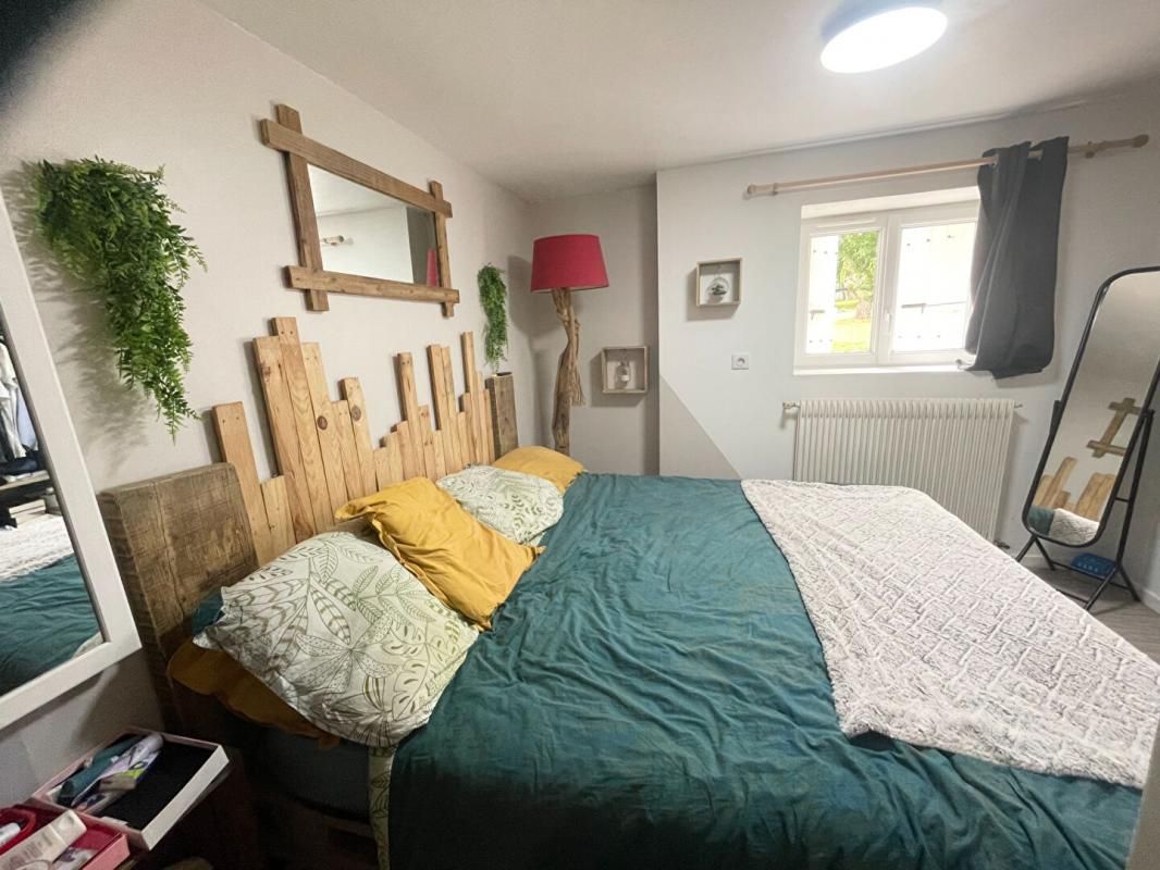 THIL-SUR-ARROUX Maison mitoyenne 6 pièce(s) 108 m2 (3 chambres dont une au rez de chaussée)sur un terrain de 1142 m² clos et arboré 3