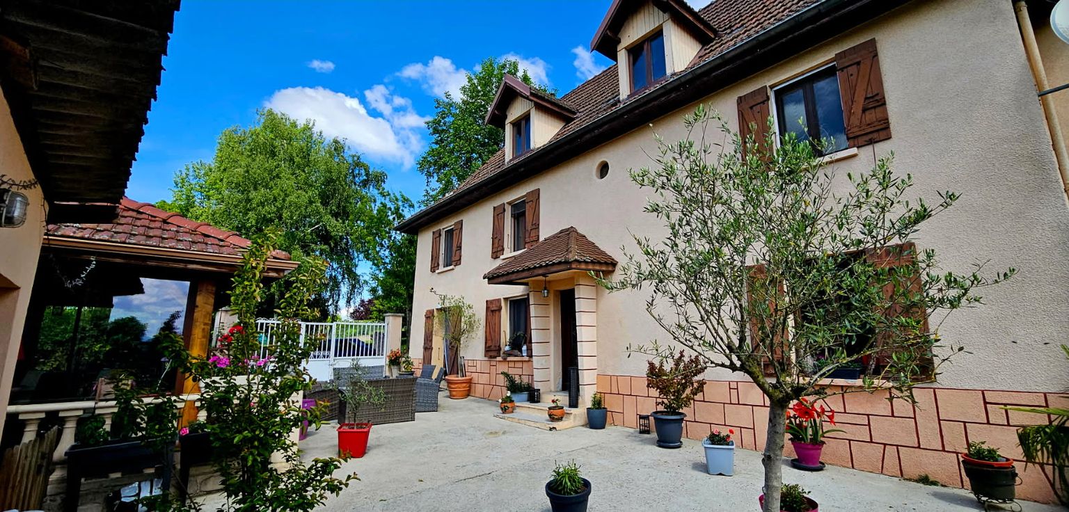 LES ABRETS EN DAUPHINé Maison Dauphinoise 6 pièces 130 m2 1