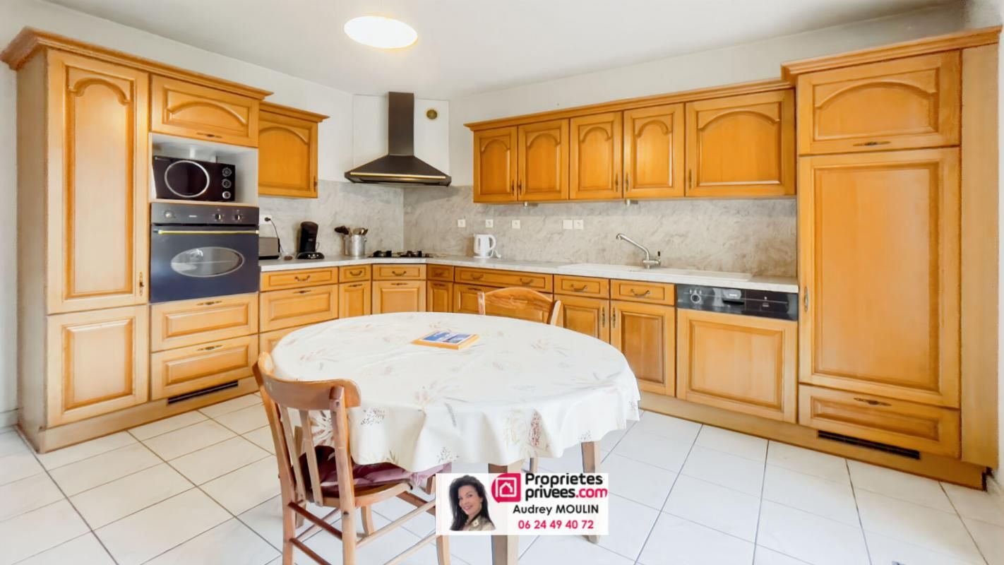 GONCELIN Maison Goncelin spacieuse 228m2 + Combles + Grange + Stationnements 4