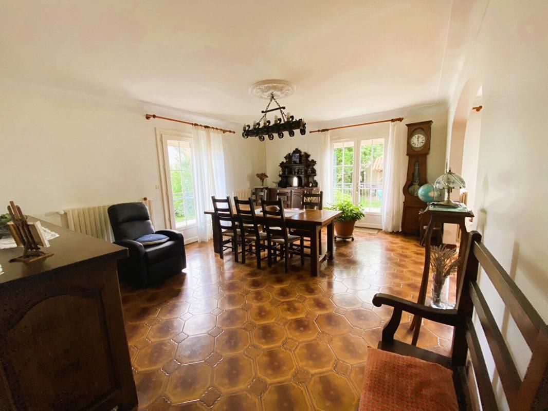 SAINT-JEAN-D'ANGELY EXCLUSIVITE AULNAY Maison de plain pied 6 pièces sur sous sol complet avec terrain constructible et hangar 200 m2 2